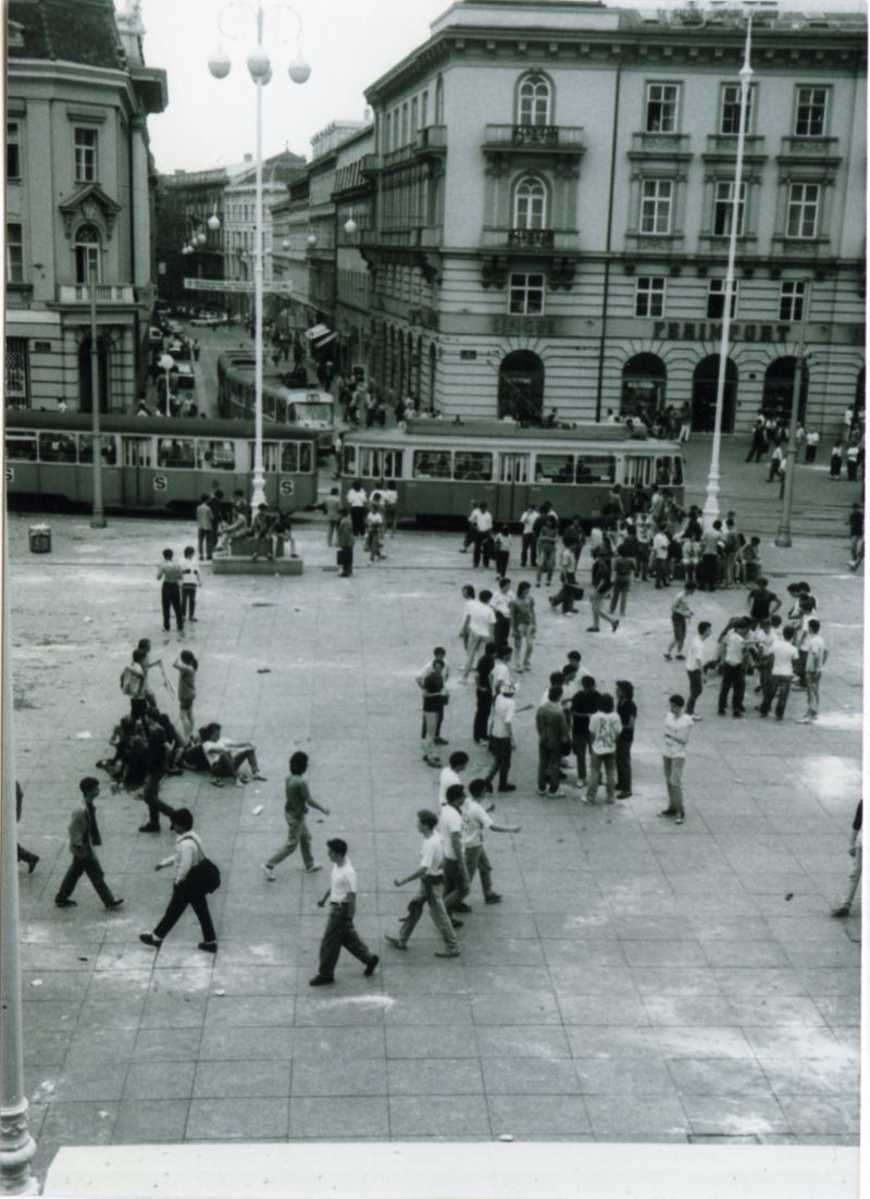 Maturanti na Trgu bana Josipa Jelačića 16. svibnja1990. (Foto Maja Povrzanović)